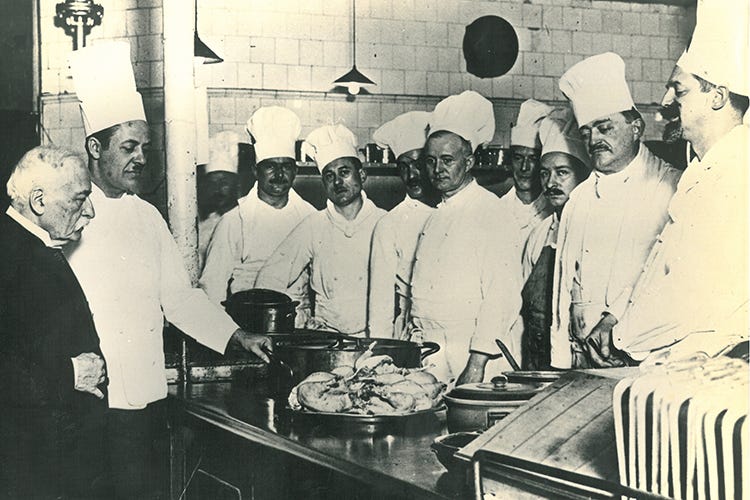 Auguste Escoffier con la brigata di cucina al Carlton Hotel di Londra - Cucine di ristoranti e hotel Cruciali le innovazioni di Escoffier