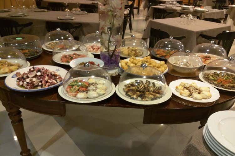Cultura, storia ed enogastronomia Viaggio nella magia della Murgia Cultura, storia ed enogastronomia Viaggio nella magia della Murgia