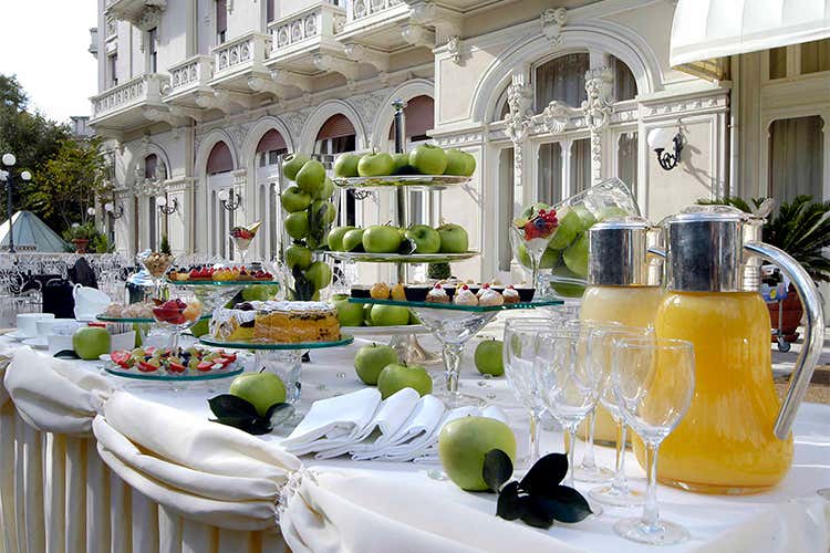 Cuochi, fuochi, passioni a Rimini Cena a 12 mani al Grand Hotel Cuochi, fuochi, passioni a Rimini Cena a 12 mani al Grand Hotel