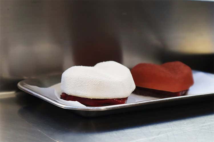 Cuore al cioccolato bianco, lampone, mandorla