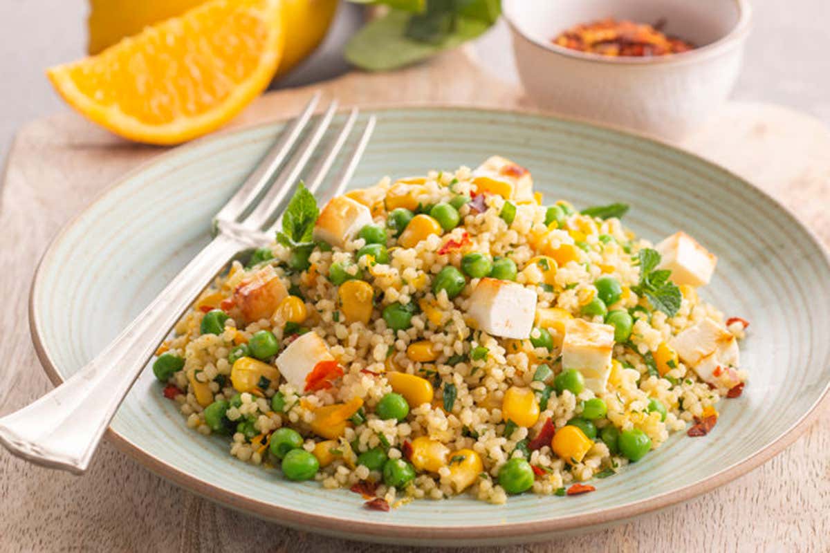 Cous cous con mais, piselli e feta agli agrumi