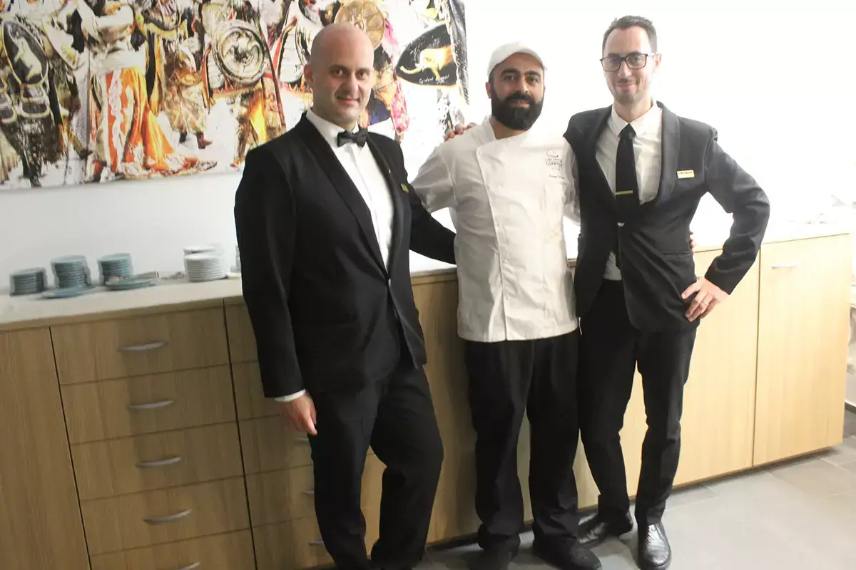 Da sinistra Giuseppe Cusumano, Simone Strano e Filippo Mangano Grand Hotel Faraglioni, paradiso per i buongustai grazie a Simone Strano