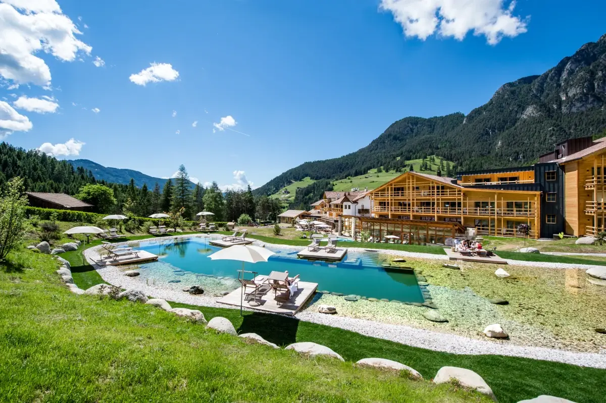 Struttura immersa nel verde Cyprianerhof Dolomit Resort, immersione nella natura