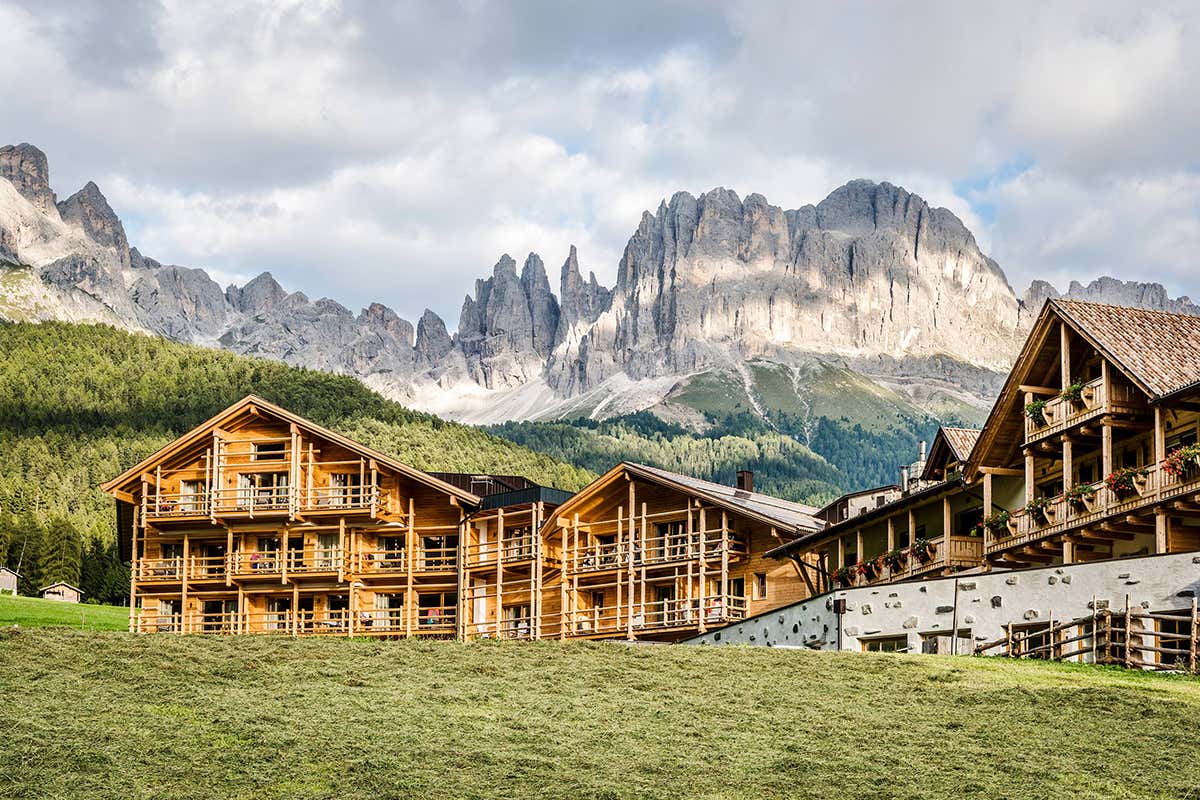 Tra boschi abitati da daini e cervi, un hotel dagli interni caldi&nbsp; La natura che cura: le spa dove anche il paesaggio &egrave; un trattamento benessere
