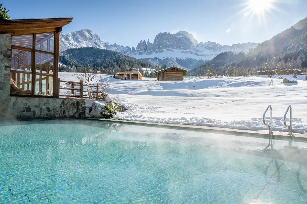 Piscina in versione invernale Cyprianerhof Dolomit Resort, immersione nella natura