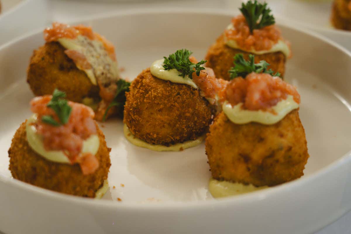 Mimì alla ferrovia: 80 anni di storia e sapori nel cuore di Napoli