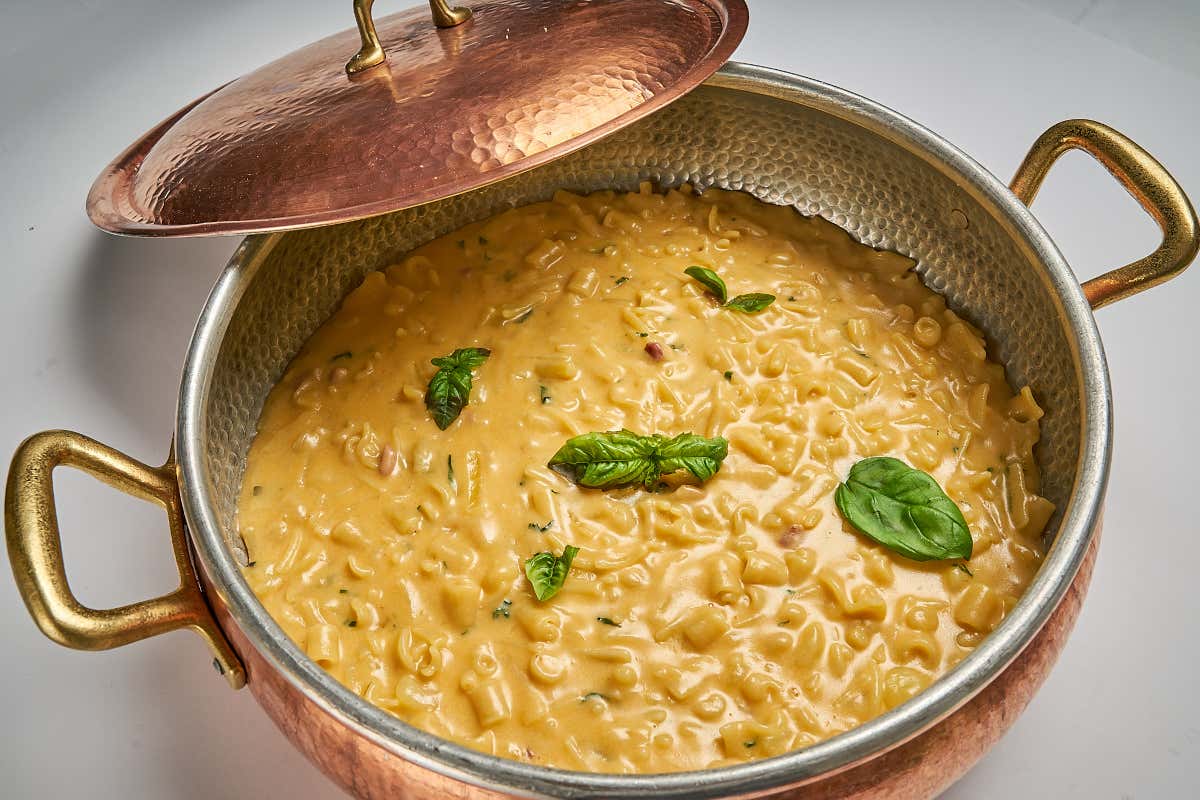 Mimì alla ferrovia: 80 anni di storia e sapori nel cuore di Napoli