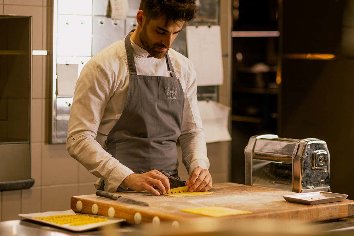 Lo chef Francesco Rovai al lavoro in cucina