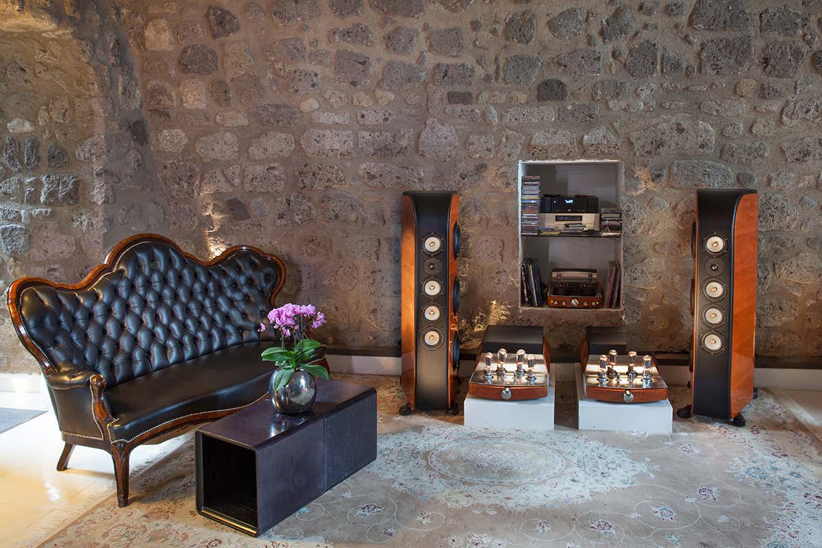 Un angolo del locale Torre del Saracino, baluardo della cucina campana