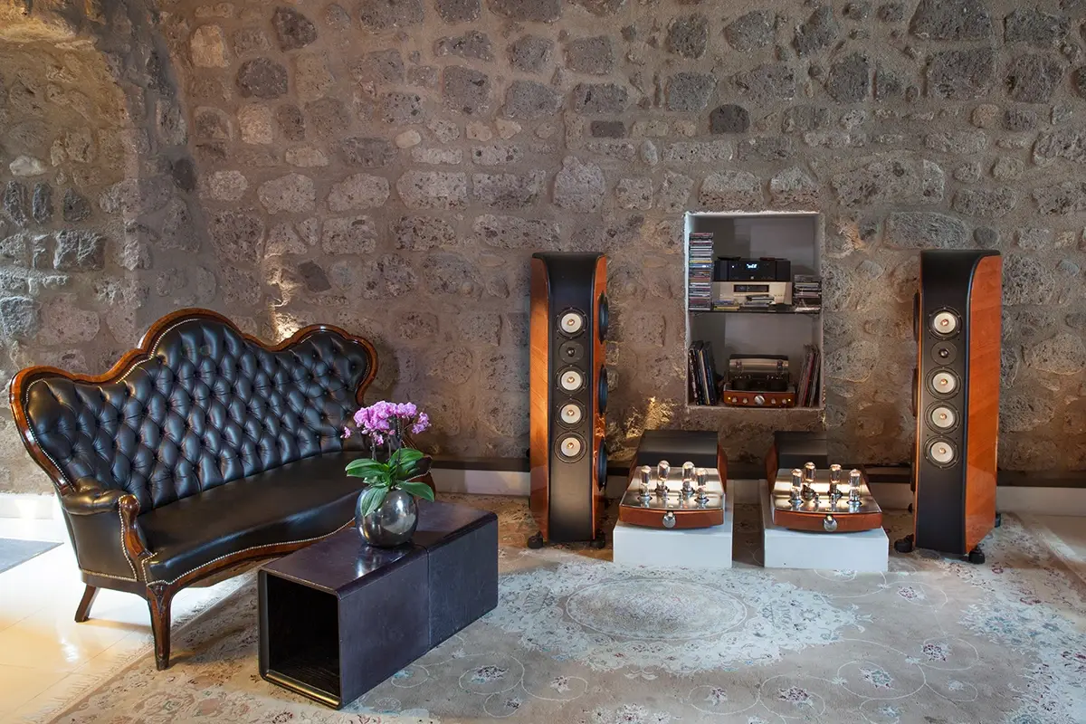 Un angolo del locale Torre del Saracino, baluardo della cucina campana