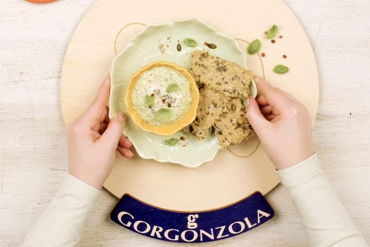 Antipasto romantico con Gorgonzola Dop: dip di zucchine e basilico