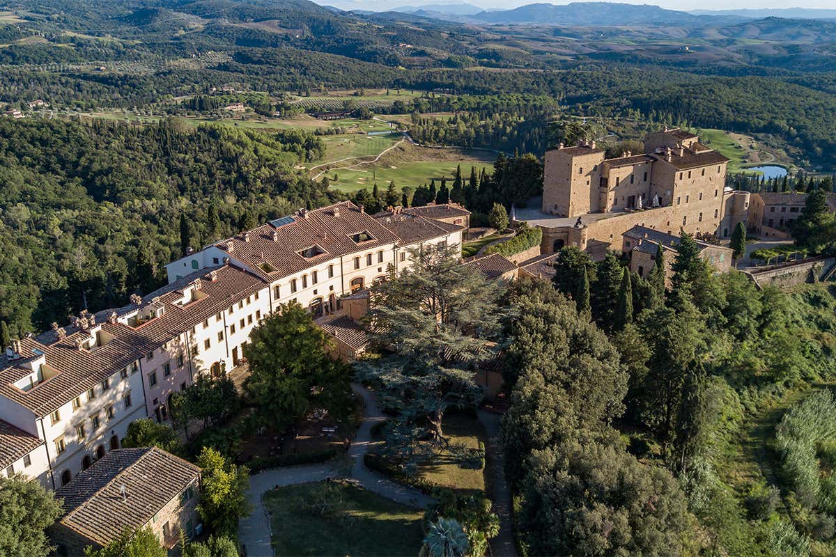Il borgo di Castelfalfi Non solo ambiente e storia. Nell'oasi di Castelfalfi fra cibo, wellness e golf