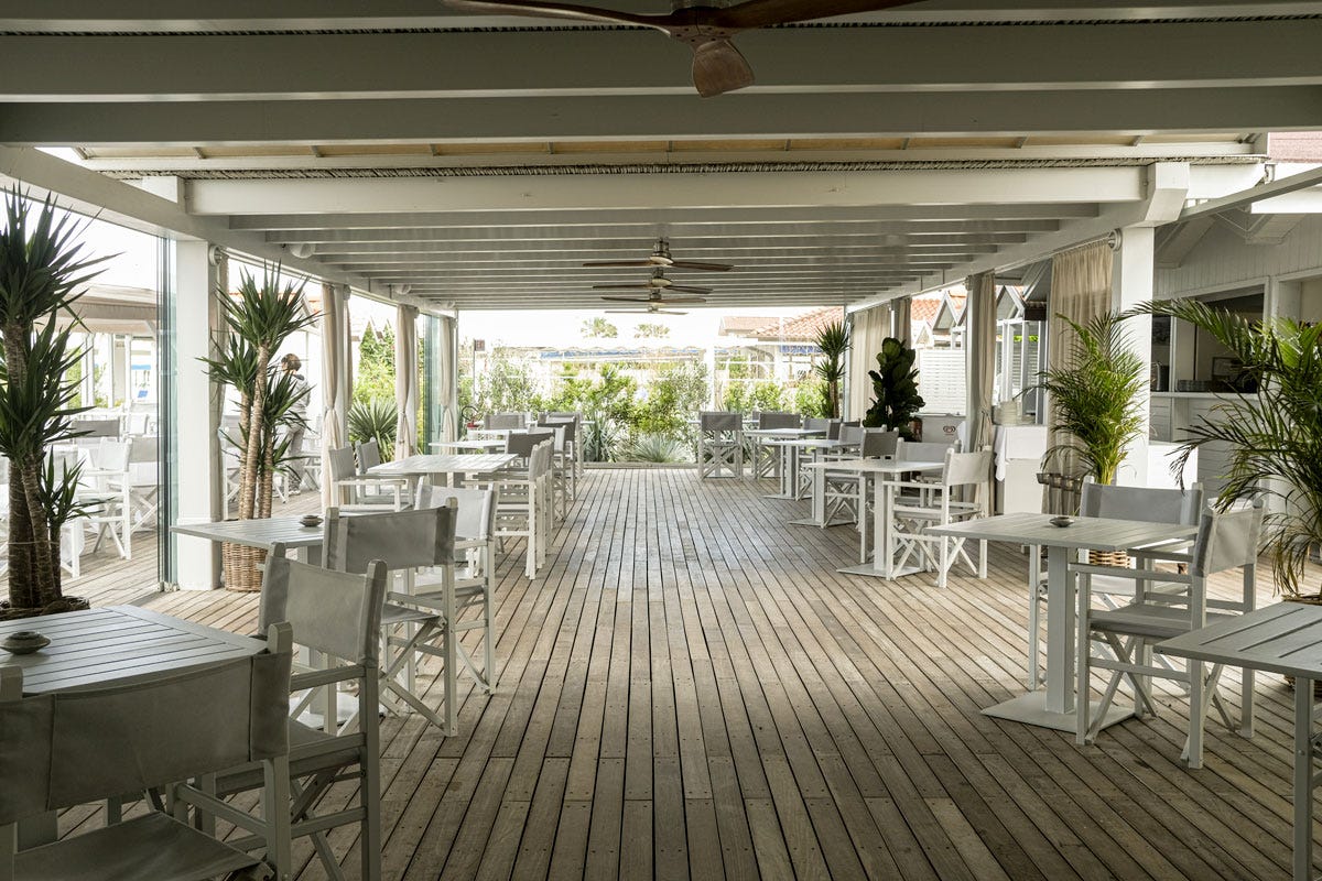Un paradiso estivo: spiaggia, mare e cucina gourmet ai Bagni di Villa Grey