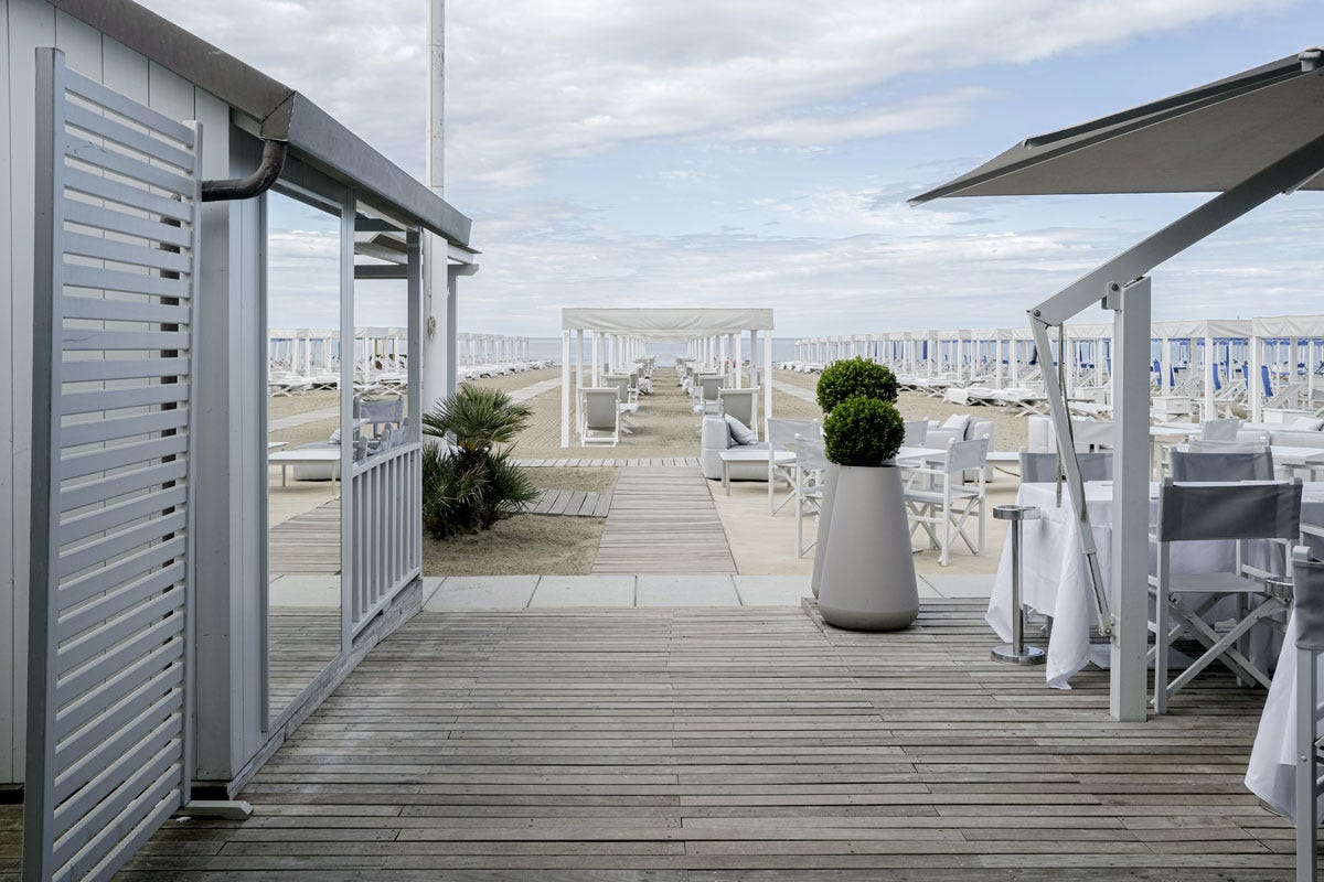 Un paradiso estivo: spiaggia, mare e cucina gourmet ai Bagni di Villa Grey