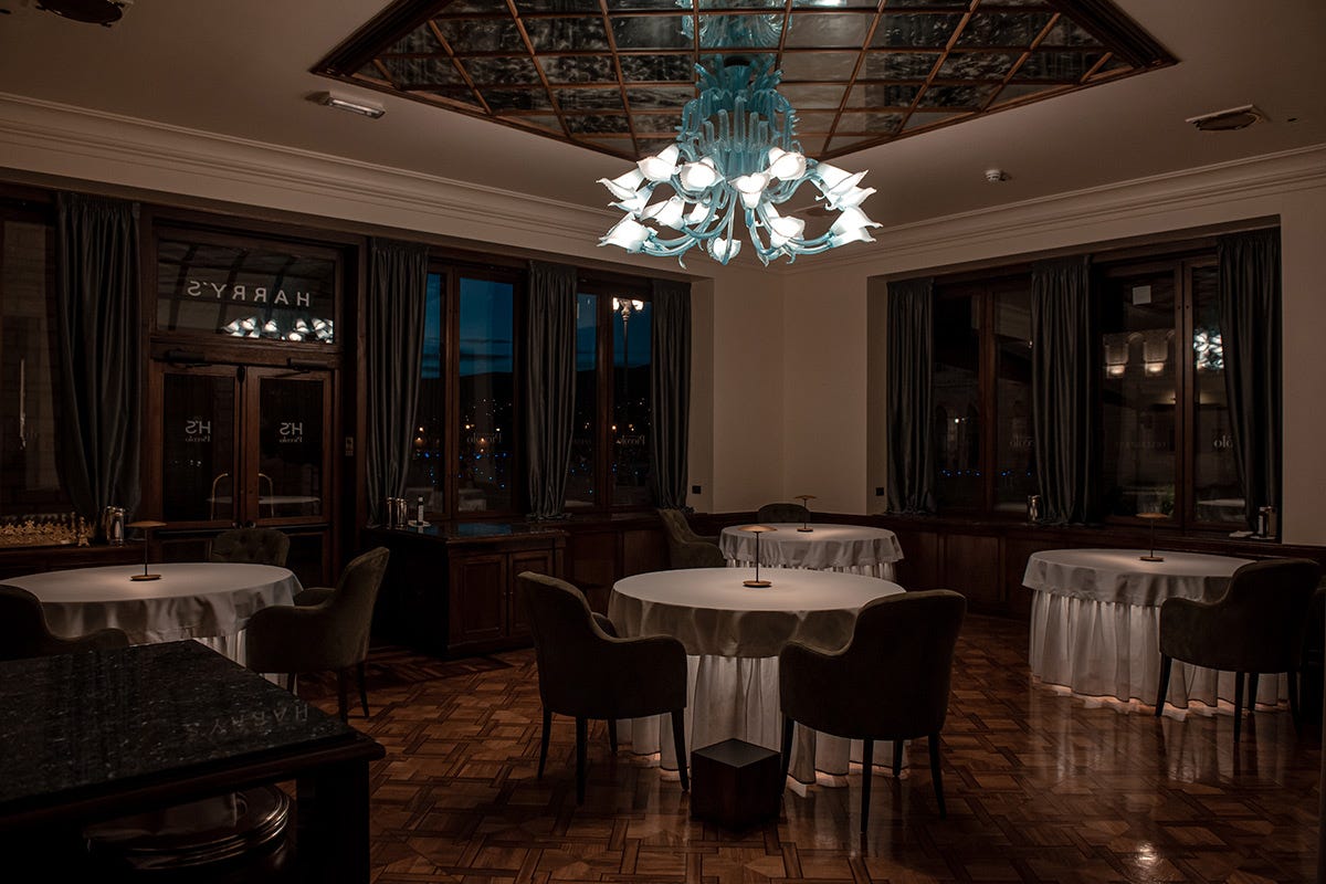 La sala Harry’s Piccolo, le 2 stelle di Metullio illuminano il salotto vista mare di Trieste