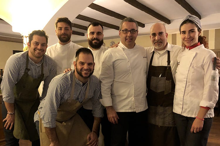 Lo staff di cucina con il cuoco Marco Berardinelli (Da Scola, cucina ligure innovativa e un'ospitalità in fase d'espansione)