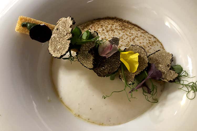 Spuma di topinambur, rosso d'uovo marinato sotto sale, tuile di tartufo nero e nocciola (Da Scola, cucina ligure innovativa e un'ospitalit&agrave; in fase d'espansione)