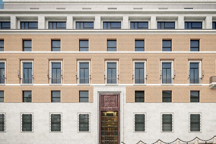 L’ex sede della banca è stata realizzata negli anni Trenta dall’architetto Marcello Piacentini - Da banca romana a hotel di lusso Rosewood nella sede della Bnl