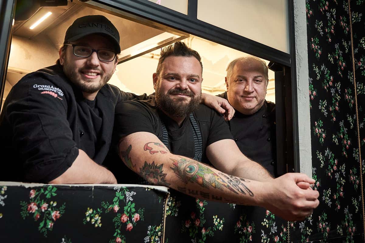 Da sinistra Giuseppe Raia, Emanuele Gasperini e Nicola Fiorello A cena Dal Milanese… tra chicche anni 80 e piatti cult