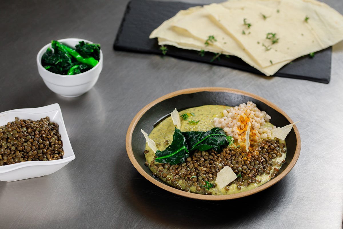 Dahl di lenticchie verdi con salsa al curry, cicorie profumate e orzo al timo Cereali e Legumi Minute: versatili, sani e gustosi