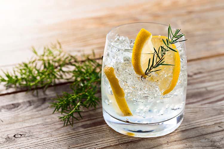 Dalla Val d'Aosta al lago Maggiore La storia del gin rivive nel territorio