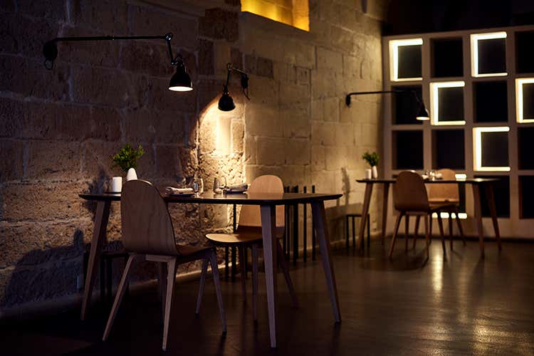 Tavoli distanziati al ristorante Bros' - Dalla cucina... al rugby Le tante facce di Isabella Pot&igrave;