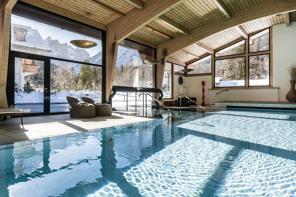 Dalla piscina. Foto: Hannes Niederkofler Neve, sci e coccole per coppie: l’inverno al Bad Moos