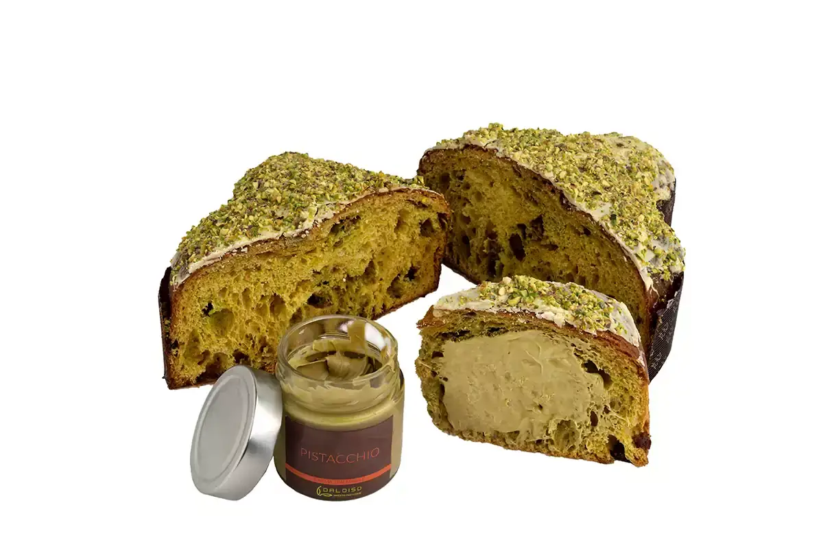 Colomba al pistacchio con cremino spalmabile La mano dell&rsquo;artigiano per modellare il dolce di Pasqua