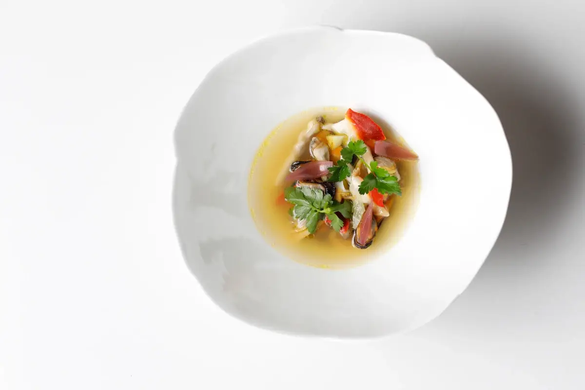 Frutti di mare dell&rsquo;Adriatico immersi in un &ldquo;brodeto&rdquo; al pepe di Timut Ristorante DanielCanzian, dove si incontrano tradizione e innovazione