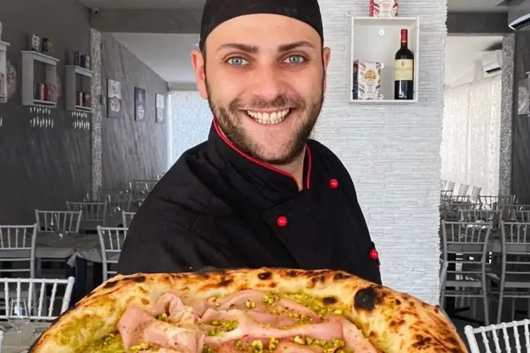 Daniele Cacciuolo &Egrave; la Bella Napoli di Gela la Migliore Pizzeria di Sicilia 2022
