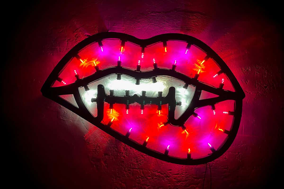 David Cesaria, Vampire, 2022. Luminaria in legno e luci led Tra Salento e Las Vegas, Il lato oscuro dell’arte in mostra a Milano David Cesaria, Vampire, 2022. Luminaria in legno e luci led Tra Salento e Las Vegas, Il lato oscuro dell’arte in mostra a Milano