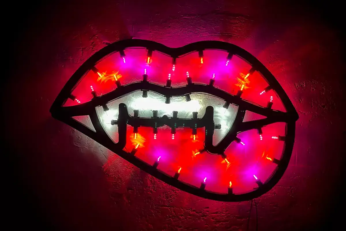 David Cesaria, Vampire, 2022. Luminaria in legno e luci led Tra Salento e Las Vegas, Il lato oscuro dell&rsquo;arte in mostra a Milano