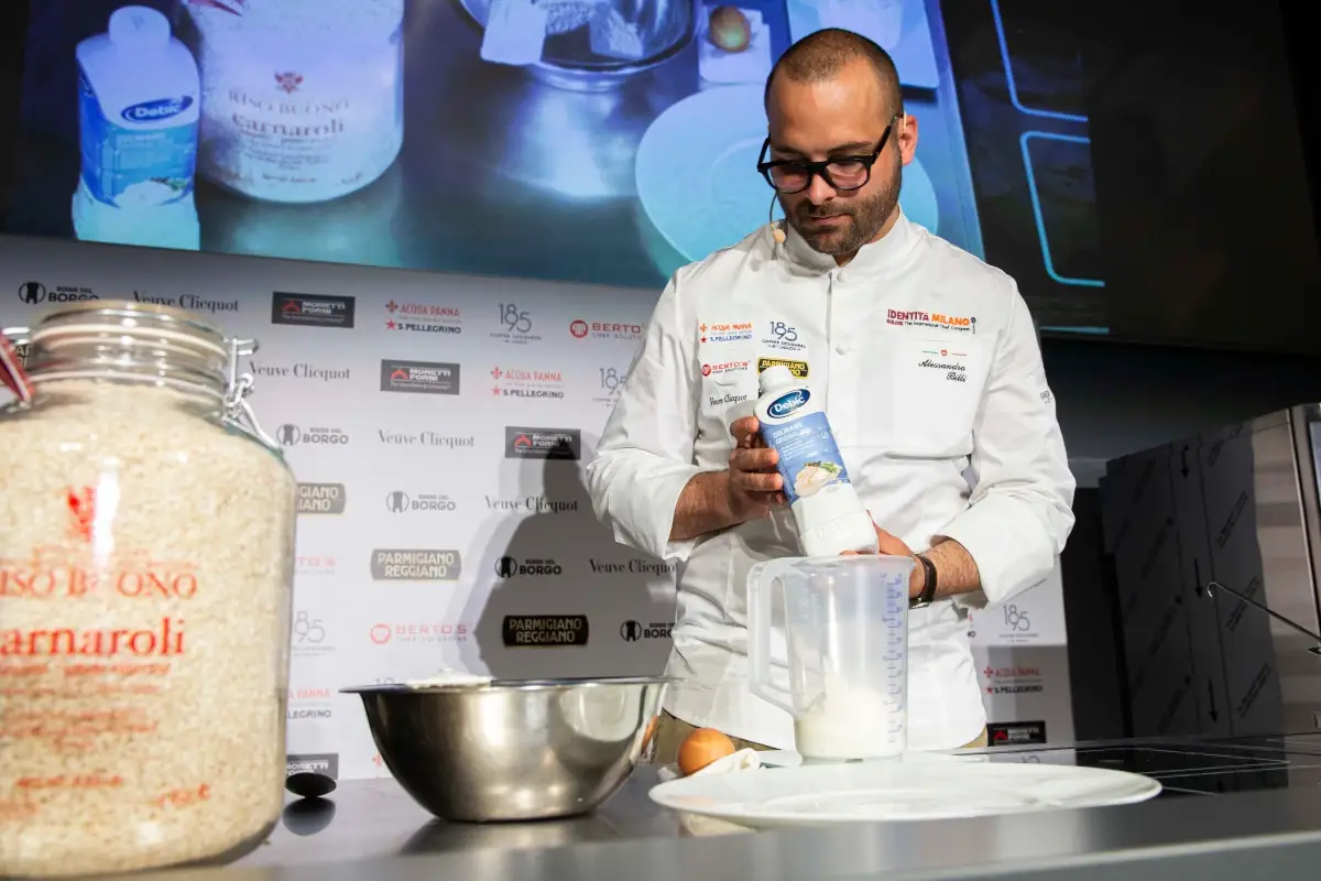 Alessandro Billi intento a cucinare con Culinaire Original Debic La panna da cucina Debic protagonista nei piatti di Identit&agrave; Golose