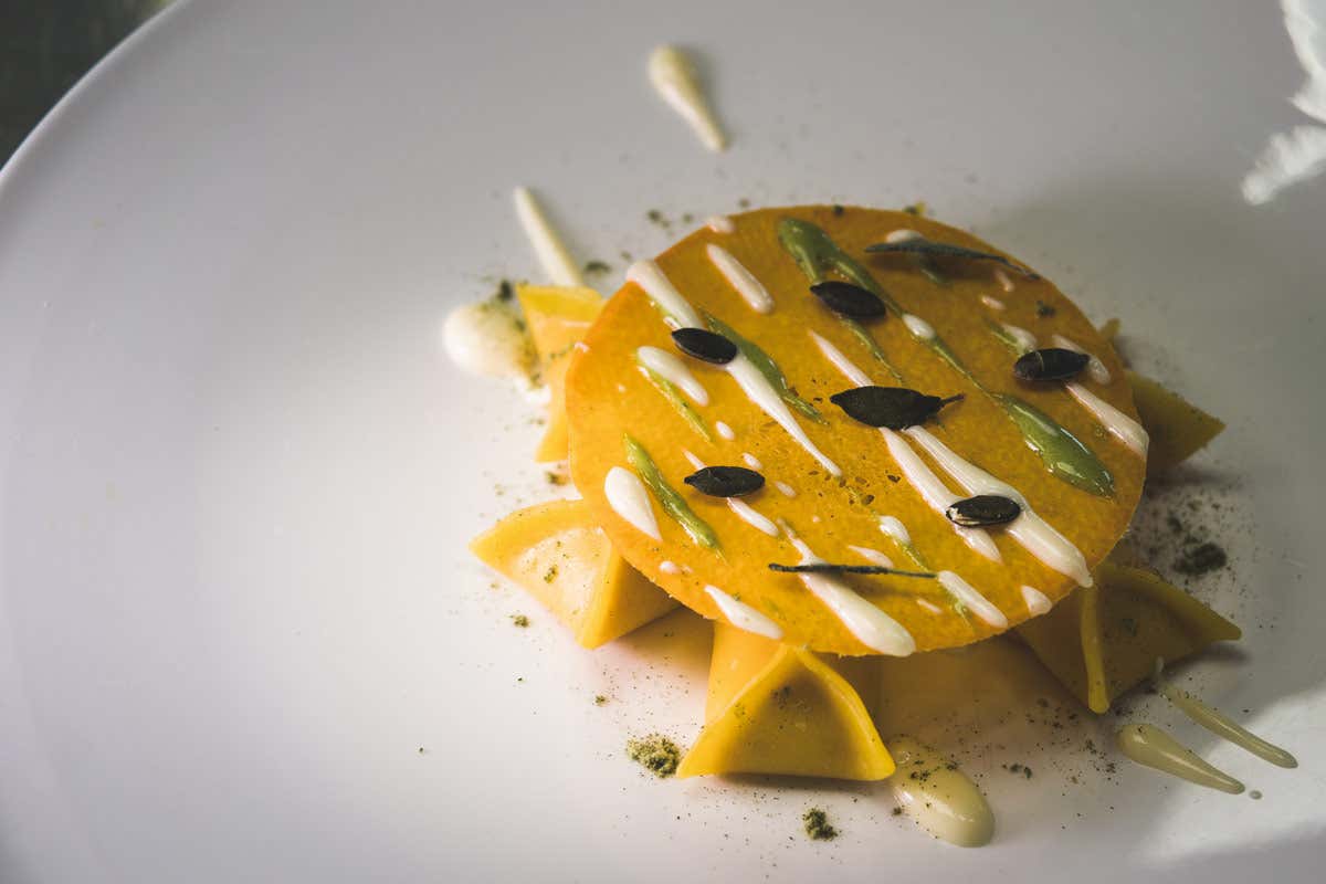 Il raviolo e la pasta ripiena sono ricette della tradizione, amate e proposte da molti cuochi in Italia e nel mondo Ravioli e pasta ripiena: un'interpretazione più moderna senza stravolgere la tradizionale