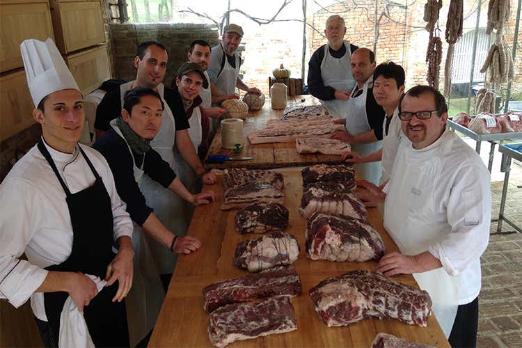 “Del maiale non si butta via niente” I fratelli Spigaroli lo insegnano in un corso