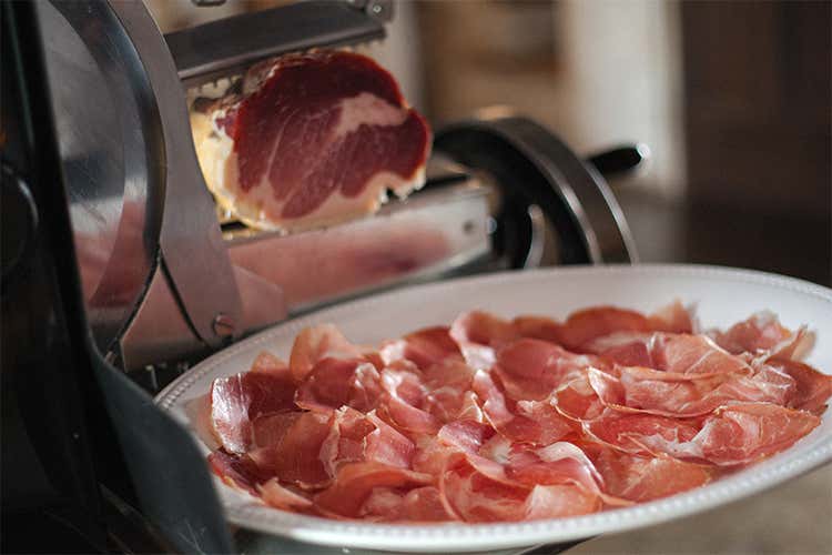 “Del maiale non si butta via niente” I fratelli Spigaroli lo insegnano in un corso