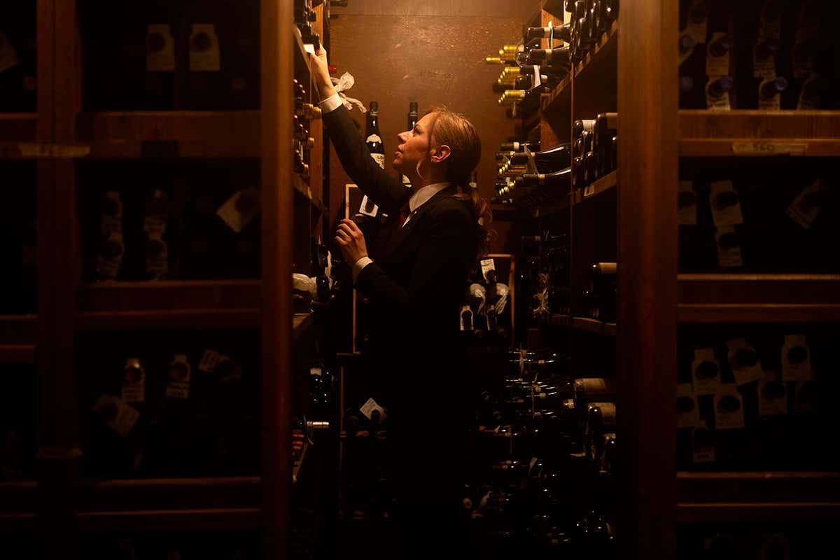 La sommelier Valentina Gallarate tra le storiche scaffalature della suggestiva cantina sotterranea