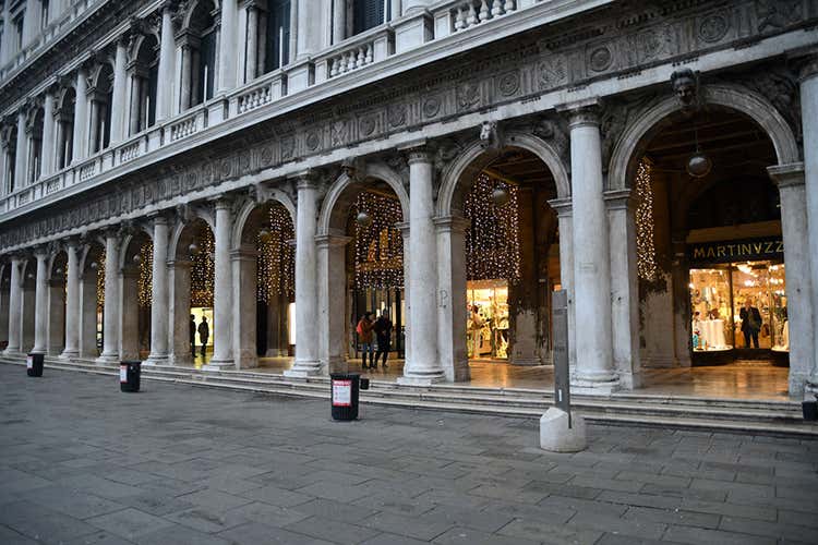 (Il Demanio mette all'asta San Marco Caffè Florian tra i negozi storici a rischio)