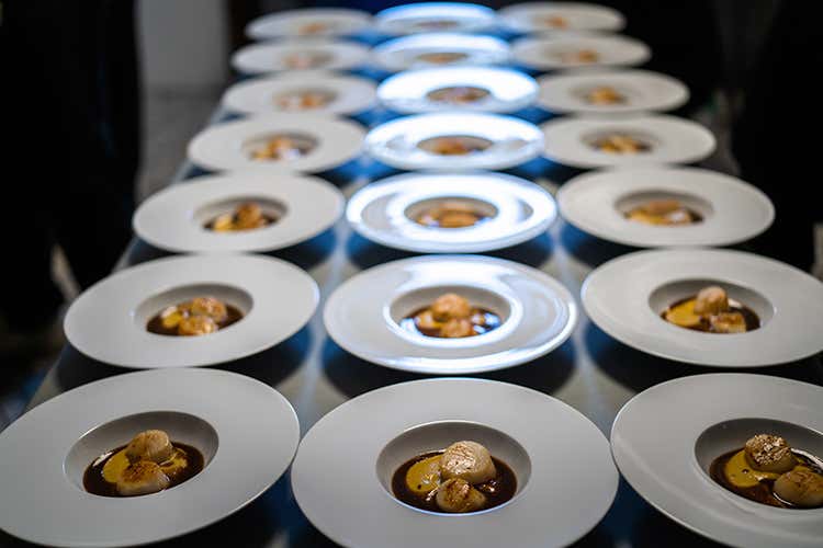 Capesante con vellutata di cannellini, salsa di vitello, polvere di alloro e caviale Bioluga - Derflingher riparte col catering Alta cucina tra emozioni e dettagli