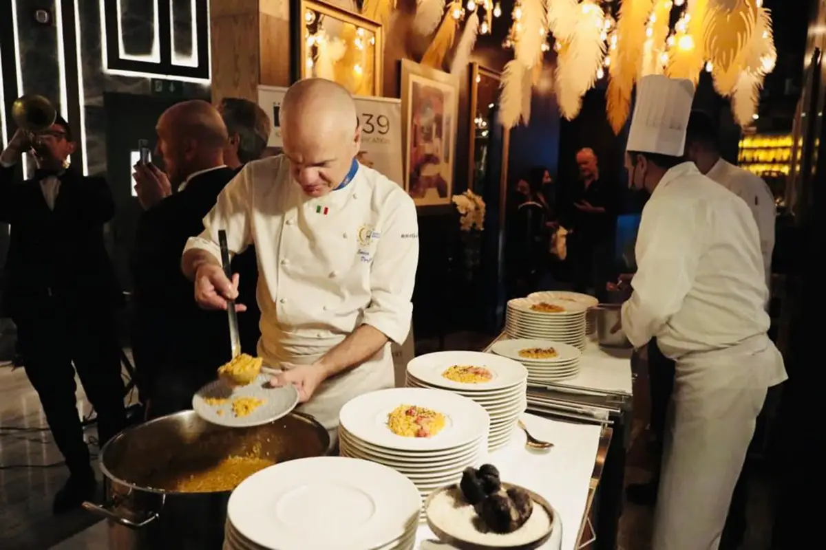 Derflingher all&rsquo;opera con il suo celebre Risotto Regina Vittoria Dubai, Euro-Toques e Bella Restaurant insieme per l&rsquo;autentica cucina italiana