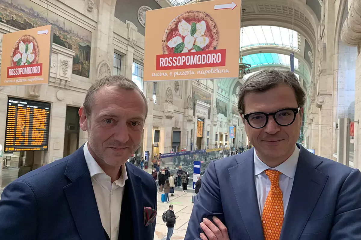 Sebastien De Rose e Nicola Saraceno Rossopomodoro, una balconata di tipicit&agrave; che si affaccia sul mondo