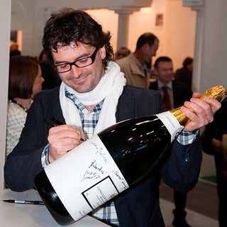 Desiderio Bortolin firma la bottiglia di Prosecco Superiore Docg 2010