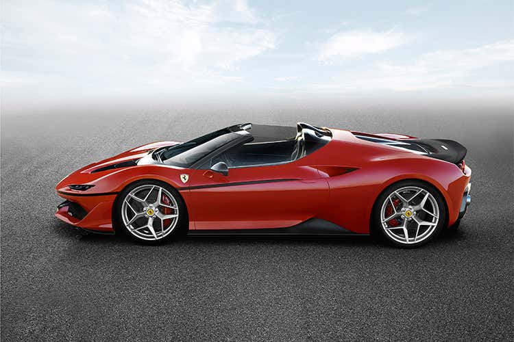 Design futuristico e 690 cavalli di potenza Ferrari J50, un'esclusiva limited edition