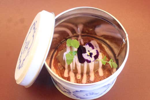 Dessert in barattolo con composta di rabarbaro, vaniglia, anice stellato, latte di soia mousse di caff&egrave; e fiori