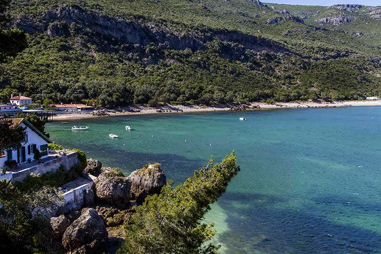Arrábida in Portogallo - Virus, Etna e Dolomiti tra i luoghi da visitare conclusa l'emergenza