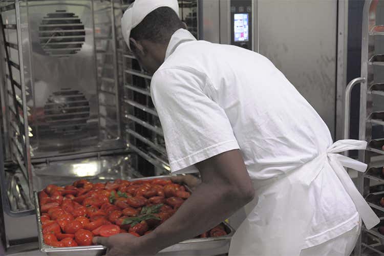 Detenuti-chef cucinano i prodotti bio coltivati da migranti e disabili psichici Detenuti-chef cucinano i prodotti bio coltivati da migranti e disabili psichici