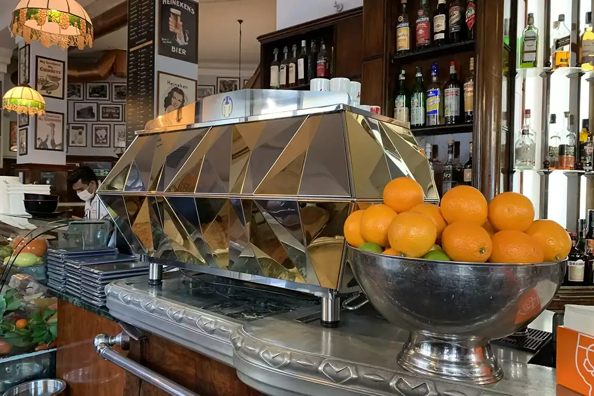 La Pavoni Diamante a tre gruppi dello storico Bar Magenta di MIlano La Pavoni: fascino, design, tecnologia