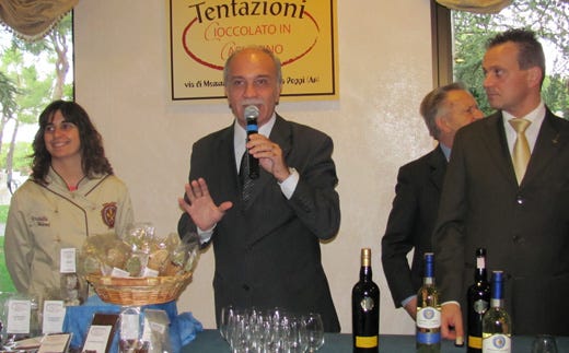 L'avvocato Diego Maggio (al centro) guida la degustazione di vino Marsala