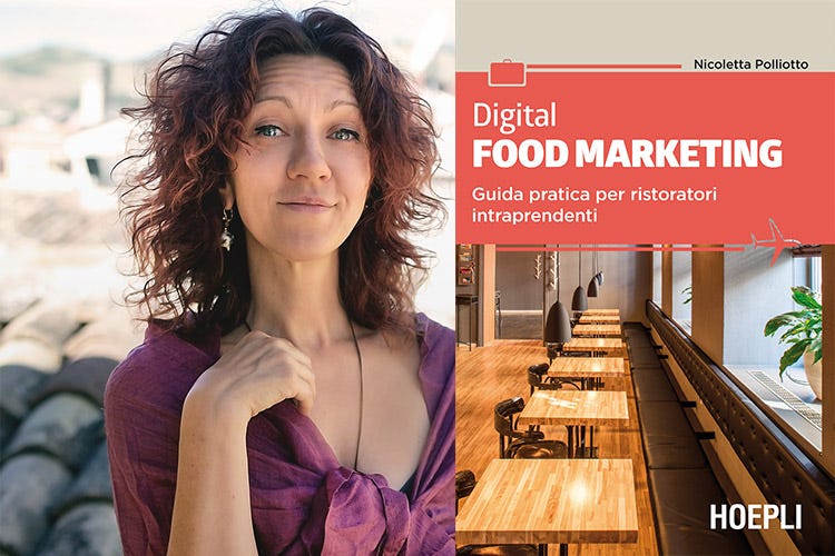 Nicoletta Polliotto con la coperta del suo libro (Digital food marketing Una guida per i ristoratori)
