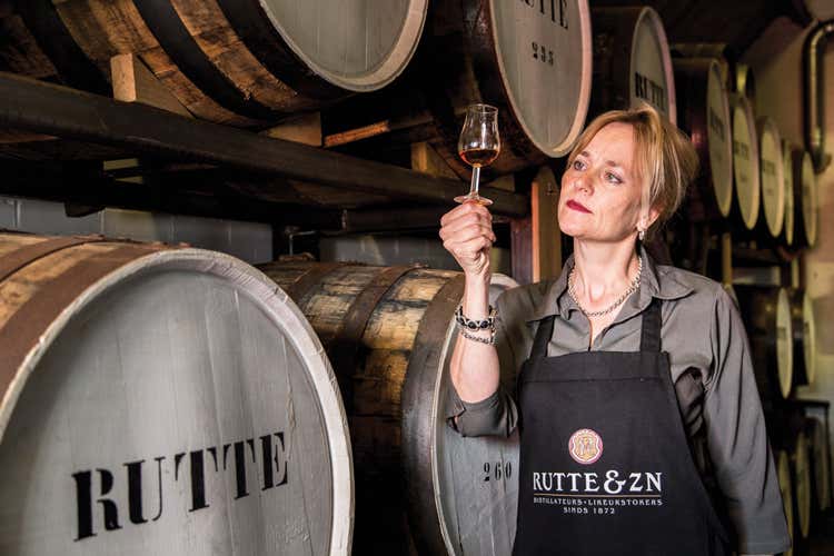 Myriam Hendrickx (L'Olanda dei gin e genever Rutte A Dordrecht si distilla dal 1872)